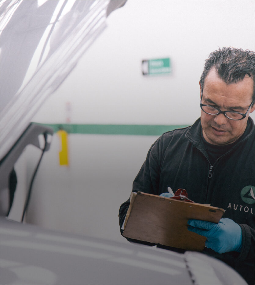 Un mecánico de Autolab diagnostica un carro en un taller